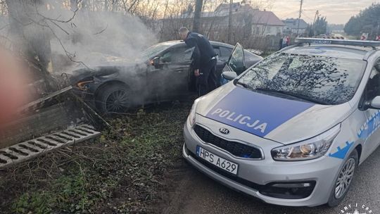 Rozbity mercedes i sprawa w sądzie. Krótka historia uciekiniera z zakazem kierowania. Ranny trafił do szpitala