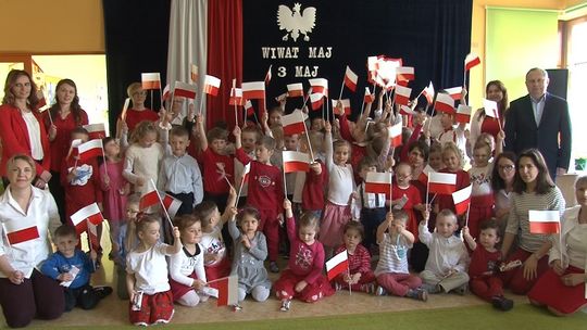 Rozdawali flagi i uczyli patriotyzmu w przedszkolach i szkołach gminy Tarnów