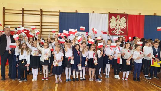 Rozdawali flagi i uczyli patriotyzmu w przedszkolach i szkołach gminy Tarnów