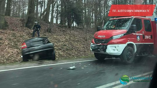 Rozległa plama oleju na drogach regionu tarnowskiego. Wielogodzinna akcja służb i kolizja z udziałem wozu strażackiego