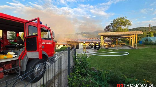 Rozwinięty pożar garażu w Kowalowej. Strażacy bronili drewnianego domu