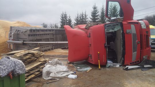 Samochód ciężarowy przewrócił się na terenie zakładu w Rzepienniku Biskupim. Poszkodowany kierowca!