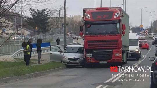 Samochód ciężarowy zderzył się z osobówką w Tarnowie
