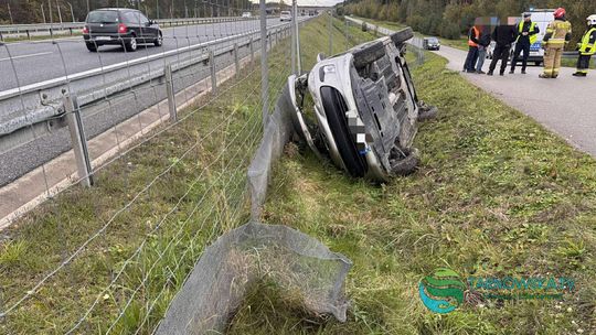 Samochód dachował na drodze serwisowej autostrady Samochód dachował na drodze serwisowej autostrady