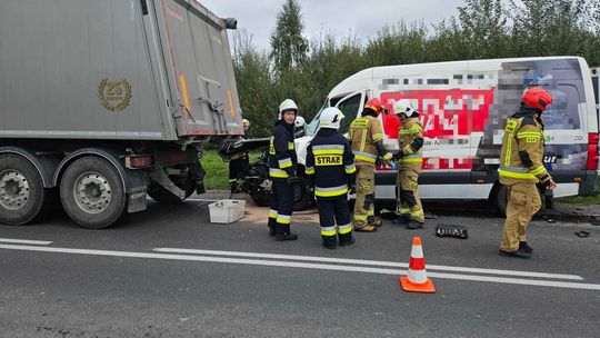 Samochód dostawczy uderzył w naczepę ciężarówki koło Wojnicza