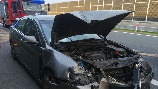 Samochód osobowy najechał na ciężarówkę na A4 pod Tarnowem. Jedna osoba została ranna 