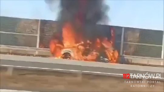 Samochód spłonął na autostradzie A4 pomiędzy Tarnowem a Brzeskiem. Na pożar najechali strażacy w drodze na ćwiczenia