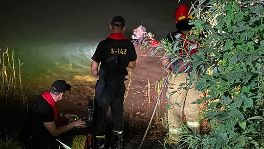 Samochód stoczył się do zalewu. Nocna akcja strażaków i nurków w Bobrownikach Wielkich