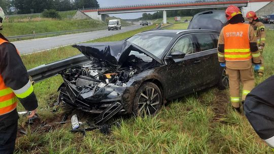 Samochód uderzył w bariery energochłonne na A4 pod Tarnowem