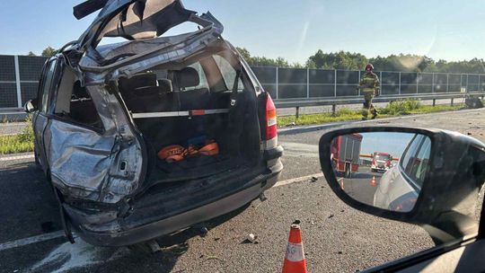 Samochód uderzył w bariery energochłonne. Ogromne utrudnienia na autostradzie A4 Samochód uderzył w bariery energochłonne. Ogromne utrudnienia na autostradzie A4