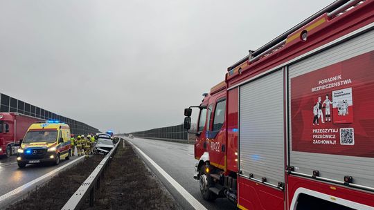 Samochód uderzył w bariery na A4 pod Brzeskiem