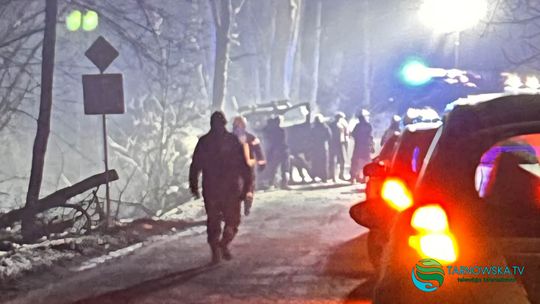 Samochód uderzył w drzewo w gminie Ciężkowice. Jedna osoba poszkodowana!