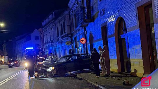Samochód uderzył w ścianę budynku w centrum Brzeska