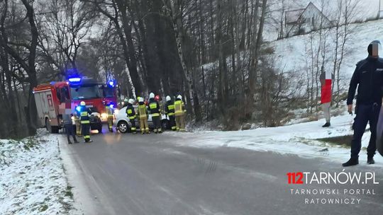 Samochód w rowie. Kierująca nie zapanowała nad pojazdem w Jodłówce Tuchowskiej Samochód w rowie. Kierująca nie zapanowała nad pojazdem w Jodłówce Tuchowskiej