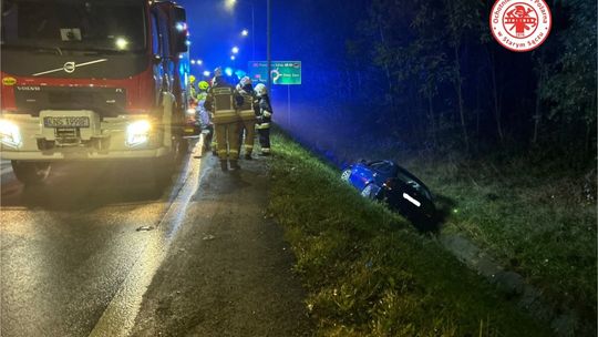 Samochód w rowie na obwodnicy Starego Sącza Samochód w rowie na obwodnicy Starego Sącza