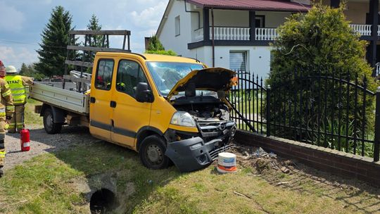 Samochód wjechał w ogrodzenie pod Szczucinem. Dwie osoby w szpitalu Samochód wjechał w ogrodzenie pod Szczucinem. Dwie osoby w szpitalu