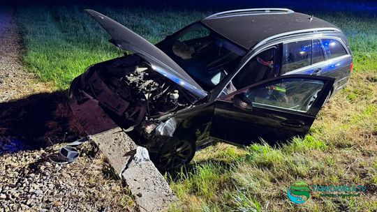 Samochód wypadł z drogi i uderzył w mostek. 57-letni kierowca trafił do szpitala