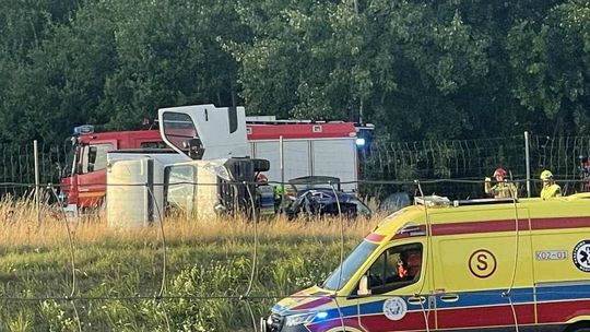 Samochody po zderzeniu na A4 znalazły się na drodze serwisowej. Jedna osoba poszkodowana