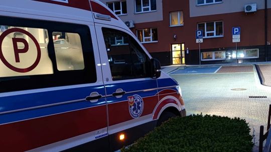 Seniorka zasłabła na chodniku w Dąbrowie Tarnowskiej. Pomogli policjanci 