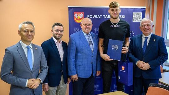 Siatkarski mistrz z Tuchowa z nagrodą Starosty Tarnowskiego Siatkarski mistrz z Tuchowa z nagrodą Starosty Tarnowskiego