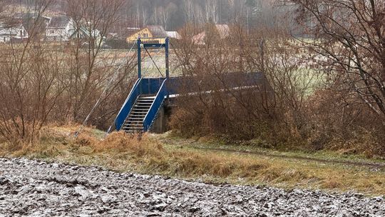 Siedliska. Mężczyzna spadł z kładki nad rzeką Biała