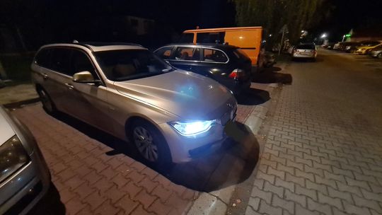 Silnik BMW pracował przez 16 godzin na parkingu w Tarnowie. To  będzie drogi postój dla właściciela pojazdu