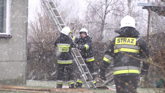 Silny wiatr niszczył dachy i łamał drzewa. Strażacy z regionu tarnowskiego mieli sporo pracy