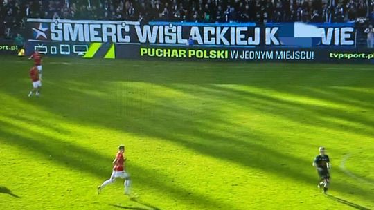 Skandaliczy transparent kibiców Hutnika. Żenada na Suchych Stawach! Skandaliczy transparent kibiców Hutnika. Żenada na Suchych Stawach!