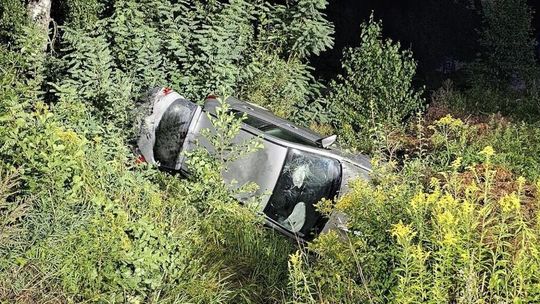 Skradł samochód na powiślu dąbrowskim, później dachował nim i uciekł pieszo. Sprawcę szuka policja