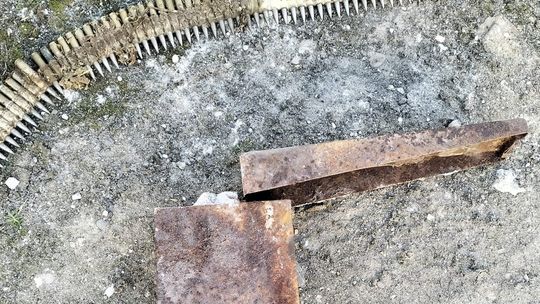 Skrzynka z amunicją znaleziona podczas rozbiórki budynku w Ilkowicach