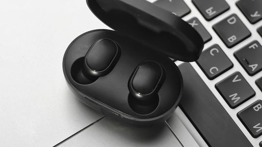 Słuchawki bezprzewodowe – co sprawdzić przed zakupem?