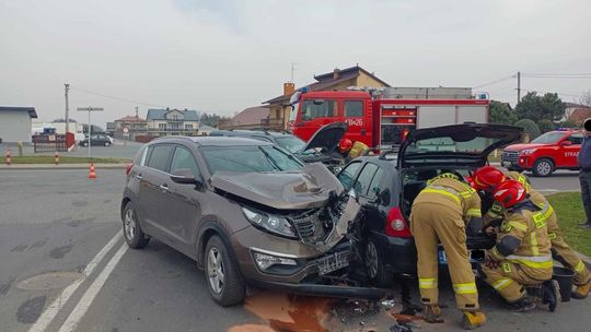 Służby interweniowały po zderzeniu trzech samochodów w Dąbrowie Tarnowskiej