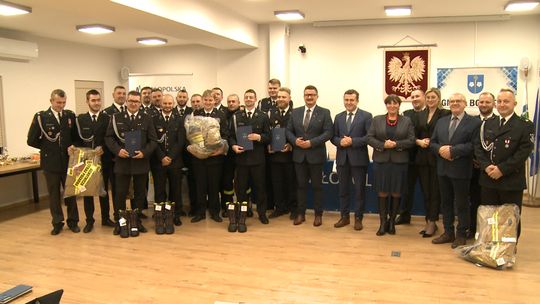 Specjalistyczne ubrania i obuwie trafiły do jednostek OSP z gminy Borzęcin