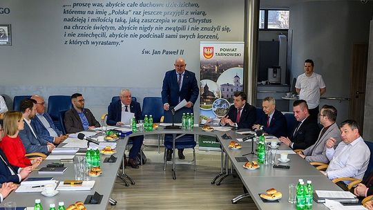 Spotkali się by rozmawiać o przebudowie drogi Lubaszowa-Siepietnica