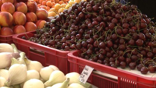 Sprzedawcy na tarnowskim Burku o inflacji oraz cenach warzyw i owoców