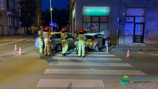 Stłuczka w centrum Tarnowa, pojazdy uderzyły jeszcze w budynek