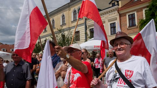 "Stop imigracji" protest Konfederacji na tarnowskim rynku