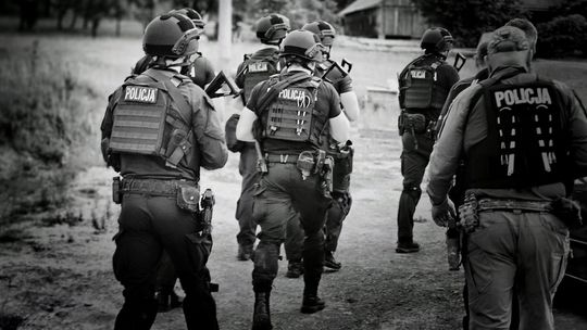 Strzały w pobliżu domu gdzie doszło do morderstwa w Starej Wsi. Policjanci na tropie mordercy Strzały w pobliżu domu gdzie doszło do morderstwa w Starej Wsi. Policjanci na tropie mordercy