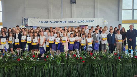 Stypendia wójta gminy Tarnów dla najzdolniejszych uczniów zwieńczyły rok szkolny Stypendia wójta gminy Tarnów dla najzdolniejszych uczniów zwieńczyły rok szkolny