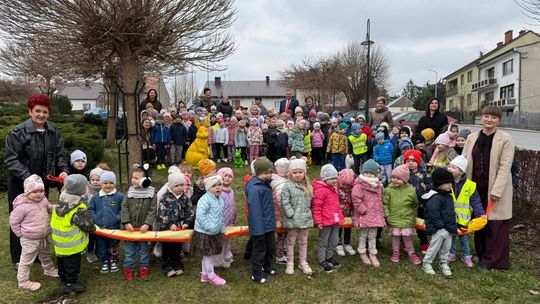 Świąteczna atmosfera na rynku w Ryglicach. Przedszkolaki stworzyły kolorową przestrzeń pełną radości