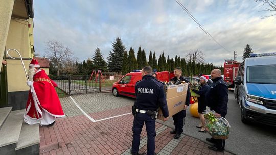 Święty Mikołaj w asyście policjantów i strażaków z wizytą u podopiecznych Domu Pomocy Społecznej
