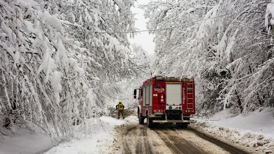 Sytuacja kryzysowa po śnieżycy na Podkarpaciu powoli się stabilizuje Sytuacja kryzysowa po śnieżycy na Podkarpaciu powoli się stabilizuje