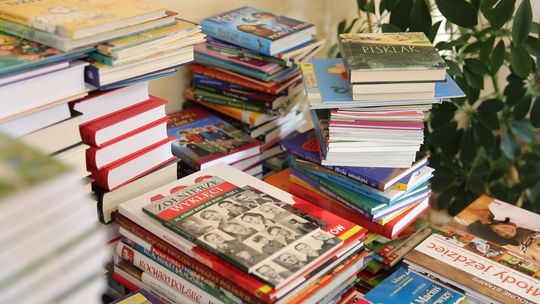 Szkoła Podstawowa w Skrzyszowie wzbogaciła się o setki nowych książek 