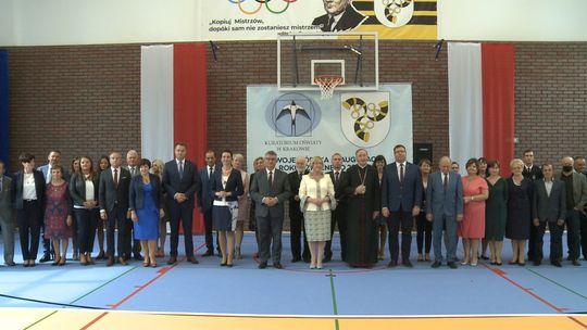 Szkoła w Gwoźdźcu ma nową halę sportową, w której odbyła się wojewódzka inauguracja roku szkolnego 2020/2021