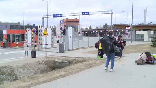 "Tak jesteśmy wychowani, żeby pomagać". Uchodźcy wciąż mogą liczyć na niezbędną pomoc na granicy