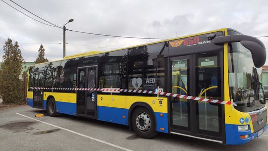 Tarnów. 20-latek usłyszał zarzuty uszkodzenia szyby w autobusie miejskim. Strzelał z pistoletu!