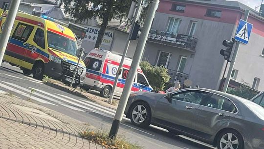 Tarnów. Chciała zdążyć na autobus i wpadła pod samochód