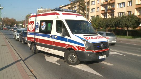 Tarnów. Dwie osoby trafiły do szpitala po zderzeniu pojazdów w okolicy ronda na Starodąbrowskiej 