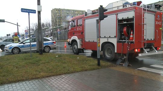 Tarnów. Dwie osoby w szpitalu po zderzeniu trzech pojazdów na al. Jana Pawła II