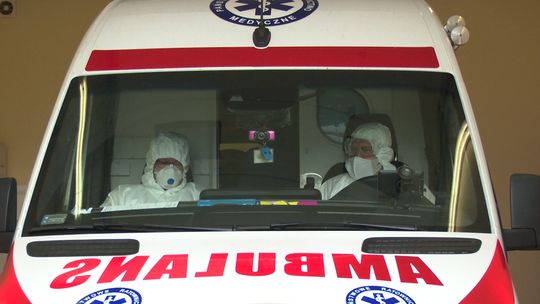 Tarnów. Karetka z pacjentem covidowym czekała kilkanaście godzin pod szpitalem. Gdy brakuje ambulansów pomaga Straż Pożarna 